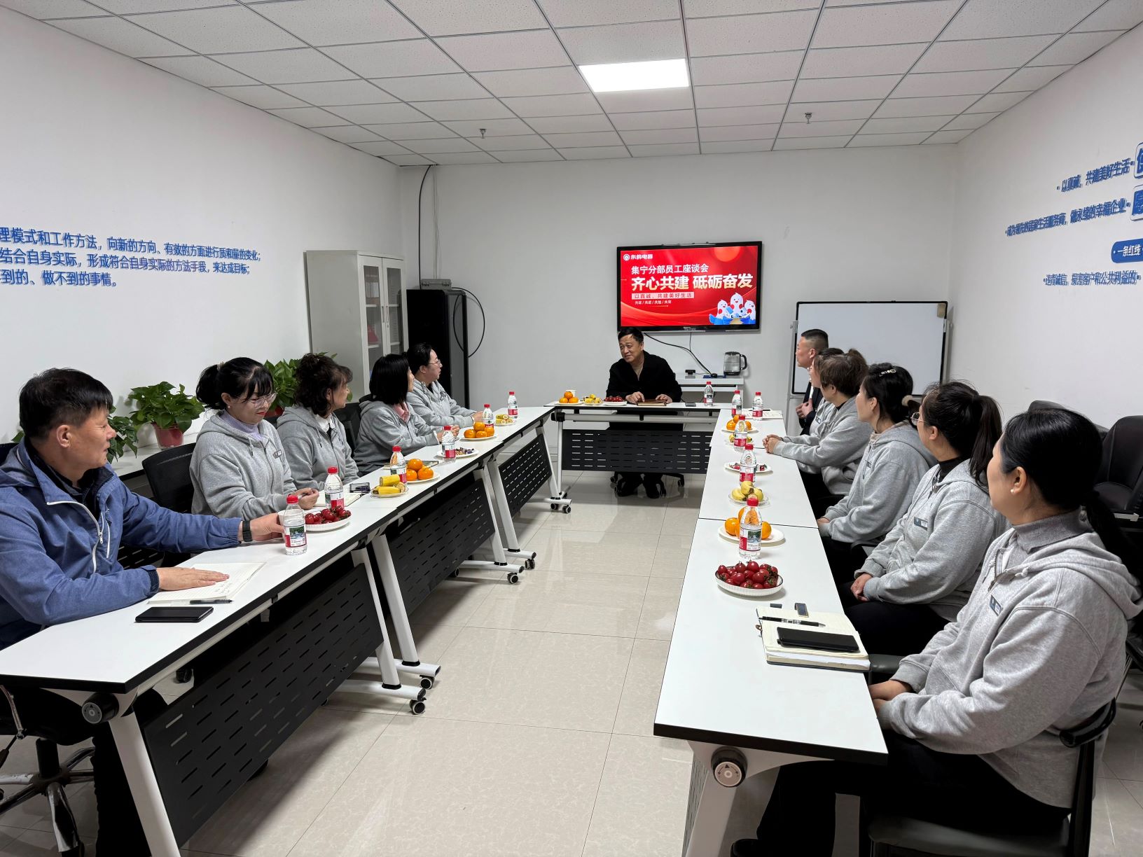 座谈会1-2.jpg